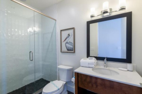 Elegant 4 BR Luxury Condo with Rooftop Pool Next to the Hangout